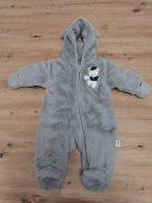 Leerija macis kapucnis overál- OUTLET termék