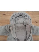 Leerija macis kapucnis overál- OUTLET termék