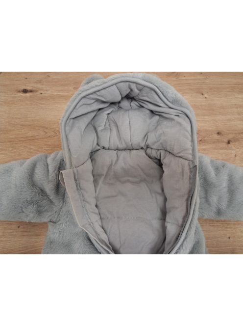 Leerija macis kapucnis overál- OUTLET termék