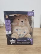 TOMMEE TIPPEE Bennie medve alvássegítő sírásszenzorral- OUTLET termék