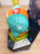 Fisher-Price DJ Hüpfi interaktív NÉMET nyelvű játék, OUTLET termék