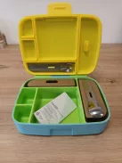 Munchkin Bento Box ebéddoboz evőeszközökkel.OUTLET termék