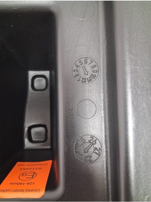 BabyGO ülésmagasító az új I-Size  (125–150 cm), fekete OUTLET termék