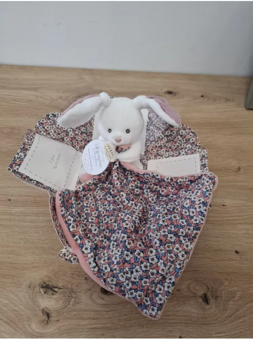 DouDou Boh'aime plüss nyuszi szundikendővel, OUTLET termék