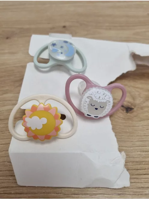 NUK Space Day & Night baba cumik | 6-18 hónapos korig - OUTLET termék