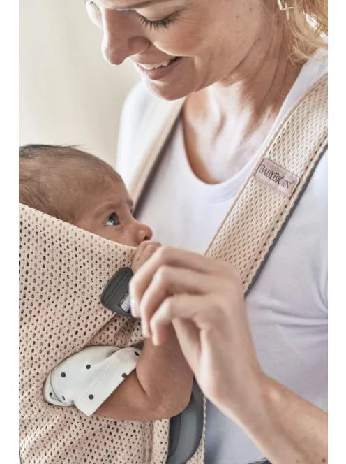 BabyBjörn Mini babahordozó , 3D Mesh, halvány rózsaszín. OUTLET termék
