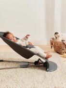 BabyBjörn Babywippe Bliss Woven Baby Rocker pihenőszék– Dark Grey Frame