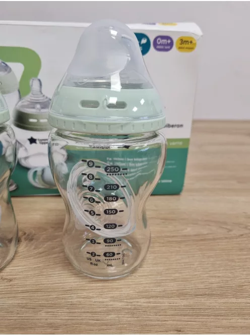 Tommee Tippee Natural üveg cumisüveg kezdőszett 2x250ml, kefe, 2db etetőfej, OUTLET termék
