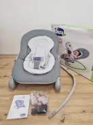 Chicco Hoopla babapihenő, kényelmes és mozgásra ösztönző pihenőszék, játszóívvel és textil függőjátékokkal, 4 fokozatban állítható, 0 hónapos kortól 18 kg-ig OUTLET termék