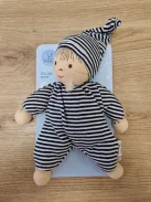 Sterntaler Heiko játékbaba, beépített csörgővel, újszülött kortól, 23 cm, fekete/fehér OUTLET termék