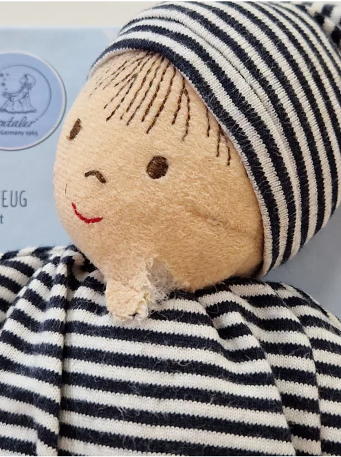 Sterntaler Heiko játékbaba, beépített csörgővel, újszülött kortól, 23 cm, fekete/fehér OUTLET termék
