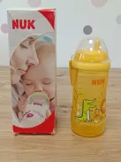 NUK Kiddy Cup kisgyermek itatópohár, 12+ hó, 300 ml, Kifolyásgátló, megerősített ivószelep, Csipesz és védőkupak, Sárga OUTLET termék