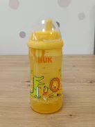 NUK Kiddy Cup kisgyermek itatópohár, 12+ hó, 300 ml, Kifolyásgátló, megerősített ivószelep, Csipesz és védőkupak, Sárga OUTLET termék
