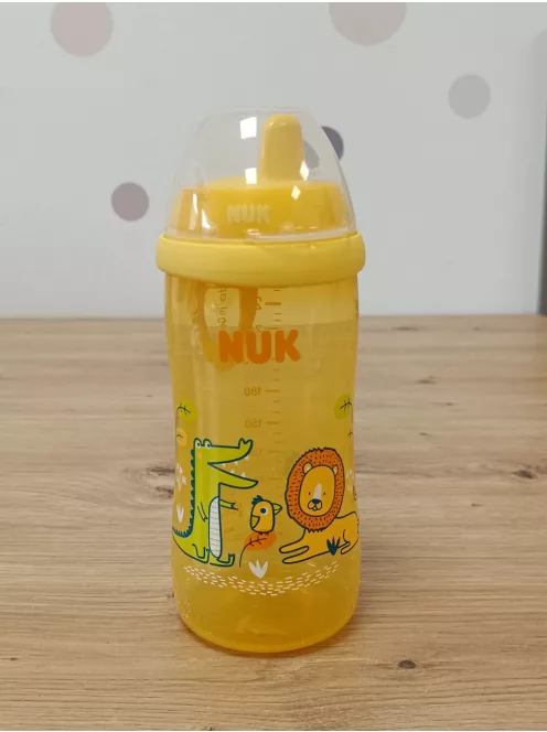 NUK Kiddy Cup kisgyermek itatópohár, 12+ hó, 300 ml, Kifolyásgátló, megerősített ivószelep, Csipesz és védőkupak, Sárga OUTLET termék