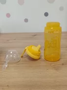 NUK Kiddy Cup kisgyermek itatópohár, 12+ hó, 300 ml, Kifolyásgátló, megerősített ivószelep, Csipesz és védőkupak, Sárga OUTLET termék