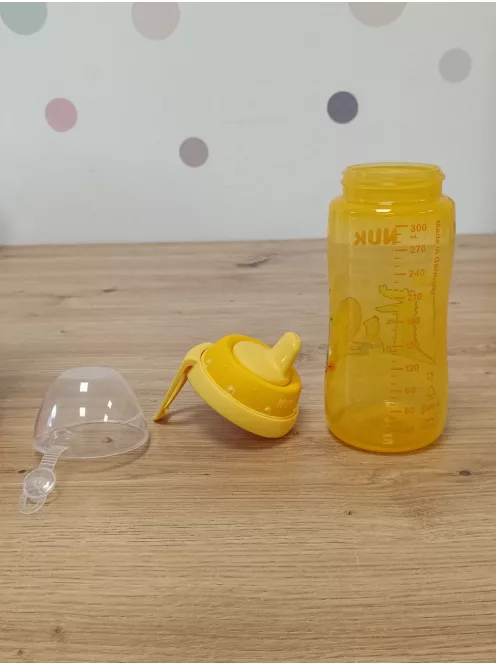NUK Kiddy Cup kisgyermek itatópohár, 12+ hó, 300 ml, Kifolyásgátló, megerősített ivószelep, Csipesz és védőkupak, Sárga OUTLET termék