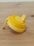 NUK Kiddy Cup kisgyermek itatópohár, 12+ hó, 300 ml, Kifolyásgátló, megerősített ivószelep, Csipesz és védőkupak, Sárga OUTLET termék