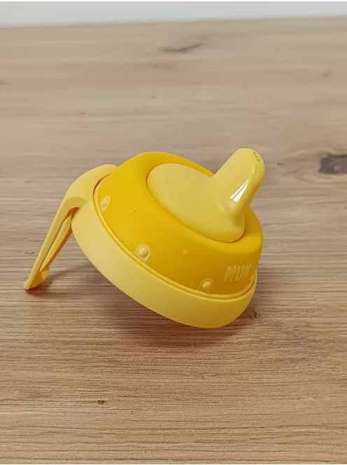 NUK Kiddy Cup kisgyermek itatópohár, 12+ hó, 300 ml, Kifolyásgátló, megerősített ivószelep, Csipesz és védőkupak, Sárga OUTLET termék