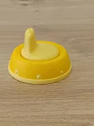 NUK Kiddy Cup kisgyermek itatópohár, 12+ hó, 300 ml, Kifolyásgátló, megerősített ivószelep, Csipesz és védőkupak, Sárga OUTLET termék