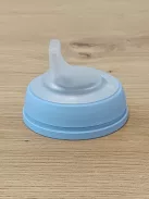 Suavinex itatópohár világító effekttel, csőrös pohár babáknak AntiColic szeleppel, 150 ml, +6 hó, kék OUTLET termék