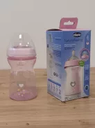 Chicco Natural Feeling anti-kólikás cumisüveg 6+ hó, 2 db, 330 ml, rózsaszín és szürke OUTLET termék