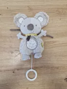 Fehn Mini zenélő koala, plüssjáték és elalvássegítő babáknak OUTLET termék