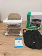 Foppapedretti  lift ülésmagasító, ( etetőszék) önállóan ülő gyermekek számára 6 hó kortól- 3 éves korig, max 15 kg. Bézs színű OUTLET termék