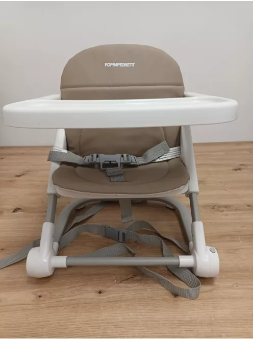 Foppapedretti  lift ülésmagasító, ( etetőszék) önállóan ülő gyermekek számára 6 hó kortól- 3 éves korig, max 15 kg. Bézs színű OUTLET termék