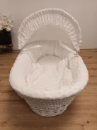 Fonott, Kézzel font fűzfavessző kosár- mózeskosár ágyneművel, fehér, 68 x 30 cm OUTLET termék