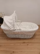 Fonott, Kézzel font fűzfavessző kosár- mózeskosár ágyneművel, fehér, 68 x 30 cm OUTLET termék