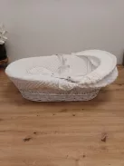 Fonott, Kézzel font fűzfavessző kosár- mózeskosár ágyneművel, fehér, 68 x 30 cm OUTLET termék