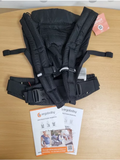 Ergobaby Adapt babahordozó újszülötteknek,  3 pozíció hason, csípőn, háton, születéstől 0–48 hónapos korig OUTLET termék