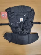 Ergobaby Adapt babahordozó újszülötteknek,  3 pozíció hason, csípőn, háton, születéstől 0–48 hónapos korig OUTLET termék