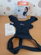 Ergobaby Embrace babahordozó újszülötteknek, 0–12 hónapos korig (3,2–11,3 kg), ergonomikus, 2 pozíciós babahordozó fej- és nyaktámasszal, csípőbarát M-tartással, Midnight Blue OUTLET termék