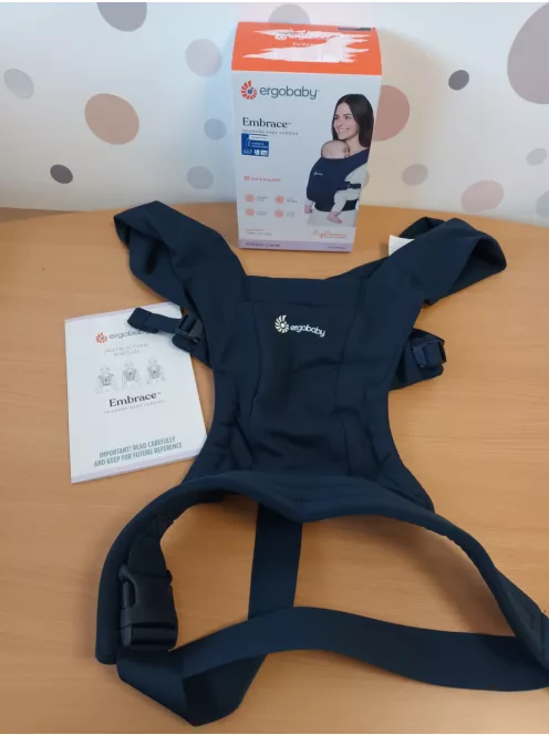 Ergobaby Embrace babahordozó újszülötteknek, 0–12 hónapos korig (3,2–11,3 kg), ergonomikus, 2 pozíciós babahordozó fej- és nyaktámasszal, csípőbarát M-tartással, Midnight Blue OUTLET termék