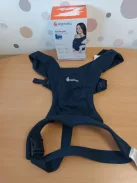 Ergobaby Embrace babahordozó újszülötteknek, 0–12 hónapos korig (3,2–11,3 kg), ergonomikus, 2 pozíciós babahordozó fej- és nyaktámasszal, csípőbarát M-tartással, Midnight Blue OUTLET termék