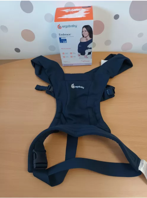 Ergobaby Embrace babahordozó újszülötteknek, 0–12 hónapos korig (3,2–11,3 kg), ergonomikus, 2 pozíciós babahordozó fej- és nyaktámasszal, csípőbarát M-tartással, Midnight Blue OUTLET termék