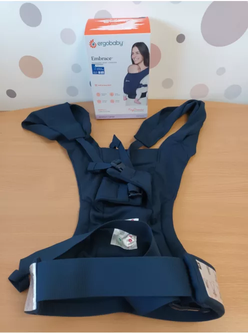 Ergobaby Embrace babahordozó újszülötteknek, 0–12 hónapos korig (3,2–11,3 kg), ergonomikus, 2 pozíciós babahordozó fej- és nyaktámasszal, csípőbarát M-tartással, Midnight Blue OUTLET termék