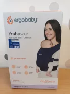 Ergobaby Embrace babahordozó újszülötteknek, 0–12 hónapos korig (3,2–11,3 kg), ergonomikus, 2 pozíciós babahordozó fej- és nyaktámasszal, csípőbarát M-tartással, Midnight Blue OUTLET termék