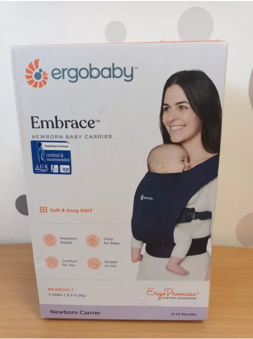 Ergobaby Embrace babahordozó újszülötteknek, 0–12 hónapos korig (3,2–11,3 kg), ergonomikus, 2 pozíciós babahordozó fej- és nyaktámasszal, csípőbarát M-tartással, Midnight Blue OUTLET termék