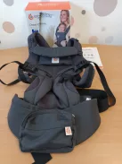 Ergobaby Omni Classic 4 pozíciós  babahordozó újszülötteknek és kisgyermekeknek, 0–48 hónapos korig szürke szìnű OUTLET termék