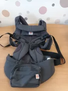 Ergobaby Omni Classic 4 pozíciós  babahordozó újszülötteknek és kisgyermekeknek, 0–48 hónapos korig szürke szìnű OUTLET termék