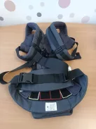 Ergobaby Omni Classic 4 pozíciós  babahordozó újszülötteknek és kisgyermekeknek, 0–48 hónapos korig szürke szìnű OUTLET termék