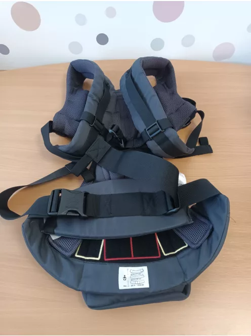 Ergobaby Omni Classic 4 pozíciós  babahordozó újszülötteknek és kisgyermekeknek, 0–48 hónapos korig szürke szìnű OUTLET termék