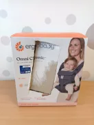 Ergobaby Omni Classic 4 pozíciós  babahordozó újszülötteknek és kisgyermekeknek, 0–48 hónapos korig szürke szìnű OUTLET termék