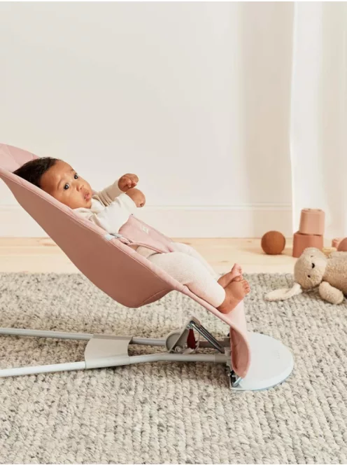 BabyBjörn Balance Soft babapihenőszék, puder rózsaszín OUTLET termék