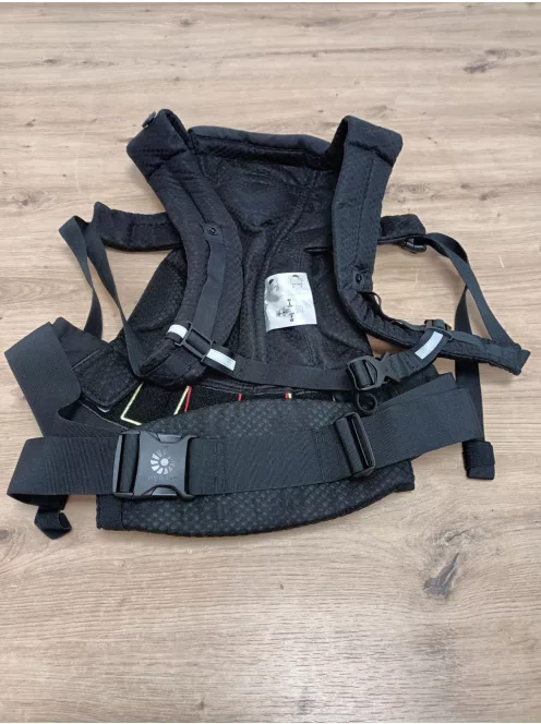Ergobaby Omni Breeze babahordozó újszülötteknek, 4 hordozási pozíció, fekete OUTLET termék