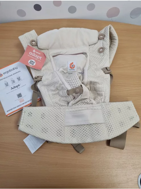 Ergobaby Adapt babahordozó újszülöttkortól, 0–48 hónapos korig világos barna szìnű OUTLET termék