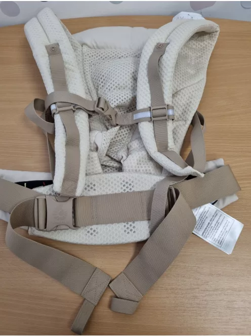 Ergobaby Adapt babahordozó újszülöttkortól, 0–48 hónapos korig világos barna szìnű OUTLET termék