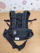 Ergobaby Adapt babahordozó újszülöttkortól, 0–48 hónap fekete szìnű OUTLET termék